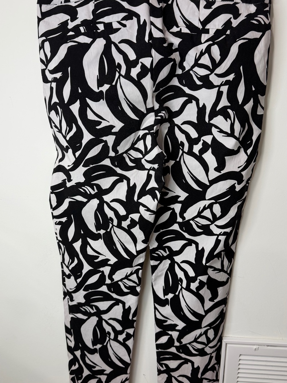 Chico’s Black & White Floral Slim Ankle Pants Size 1.5R (US 10R) - Picture 4 of 6